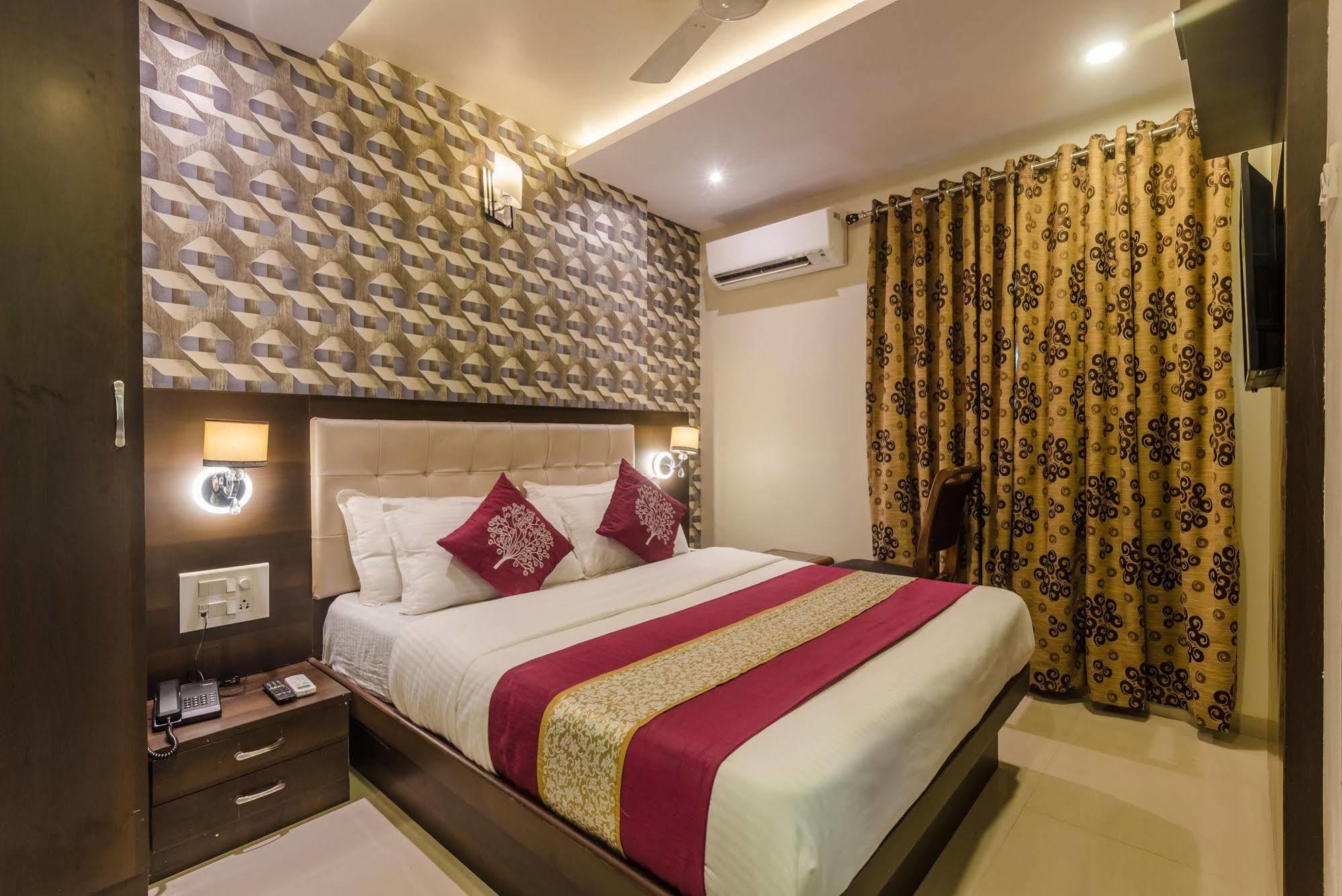 Hygienic Hotel Liberty Plaza Bombaim Exterior foto