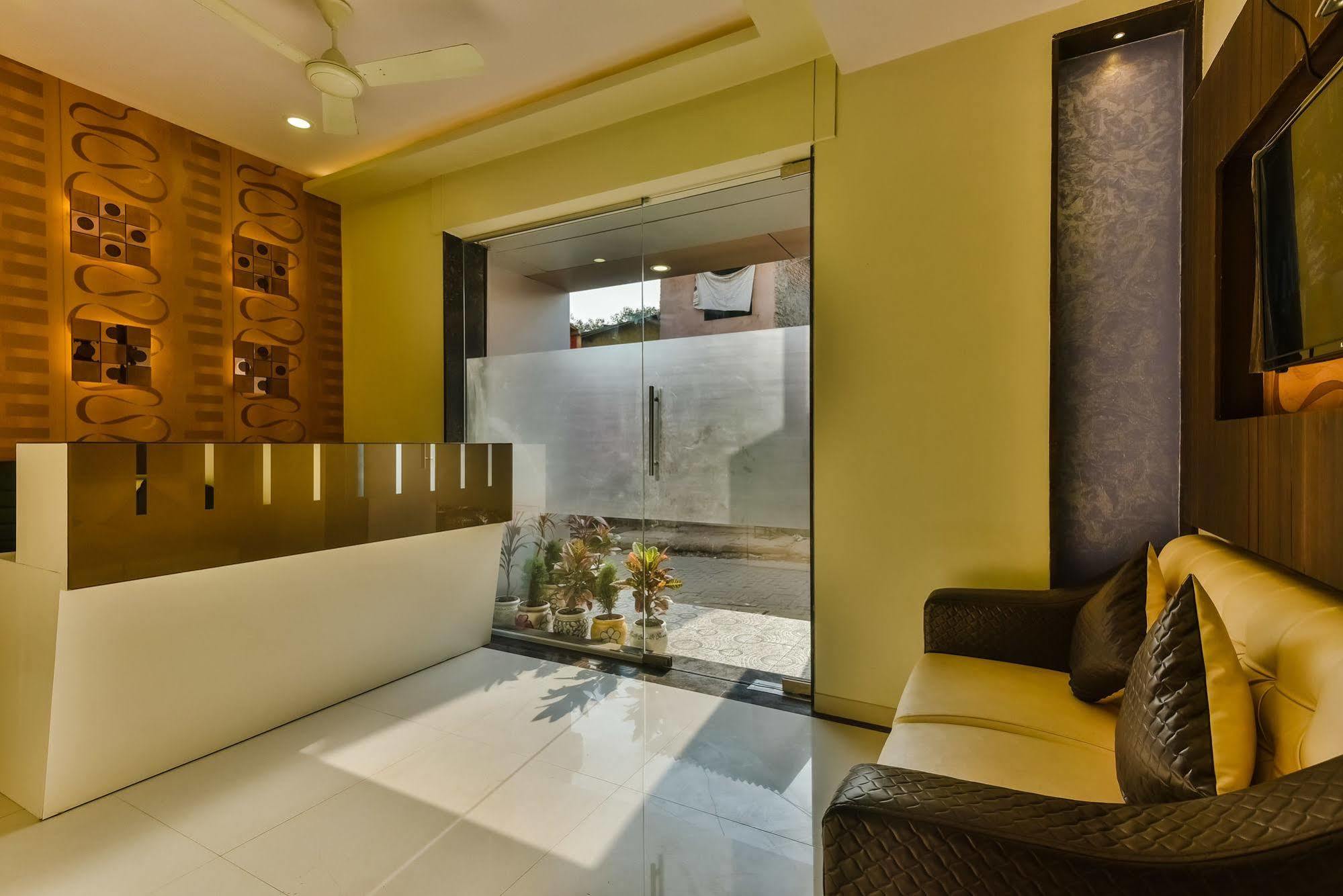 Hygienic Hotel Liberty Plaza Bombaim Exterior foto