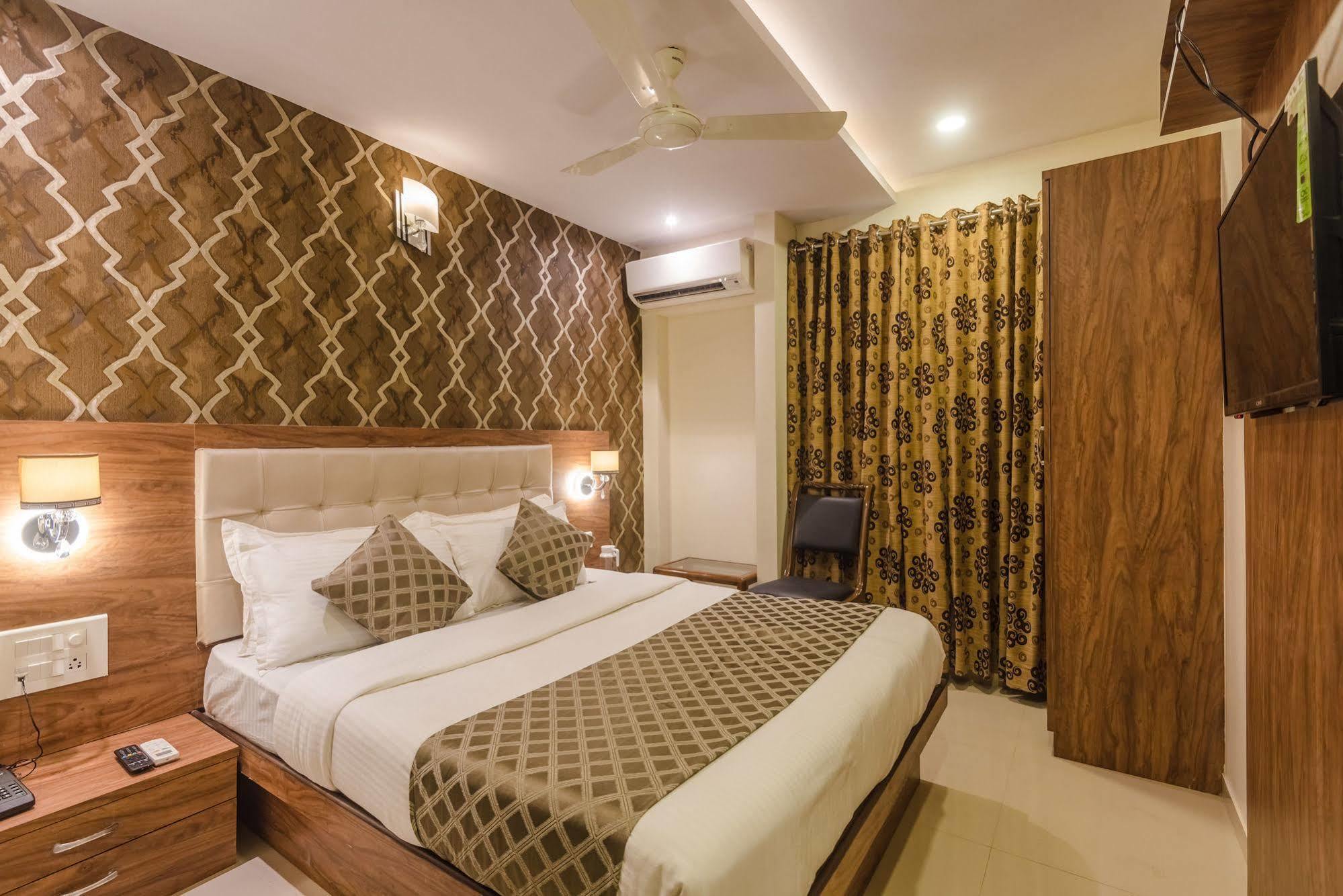 Hygienic Hotel Liberty Plaza Bombaim Exterior foto