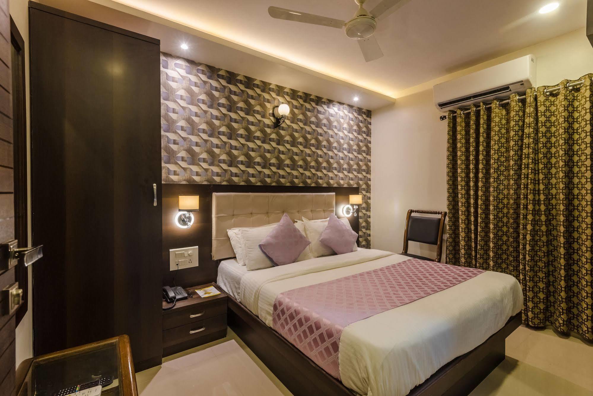 Hygienic Hotel Liberty Plaza Bombaim Exterior foto